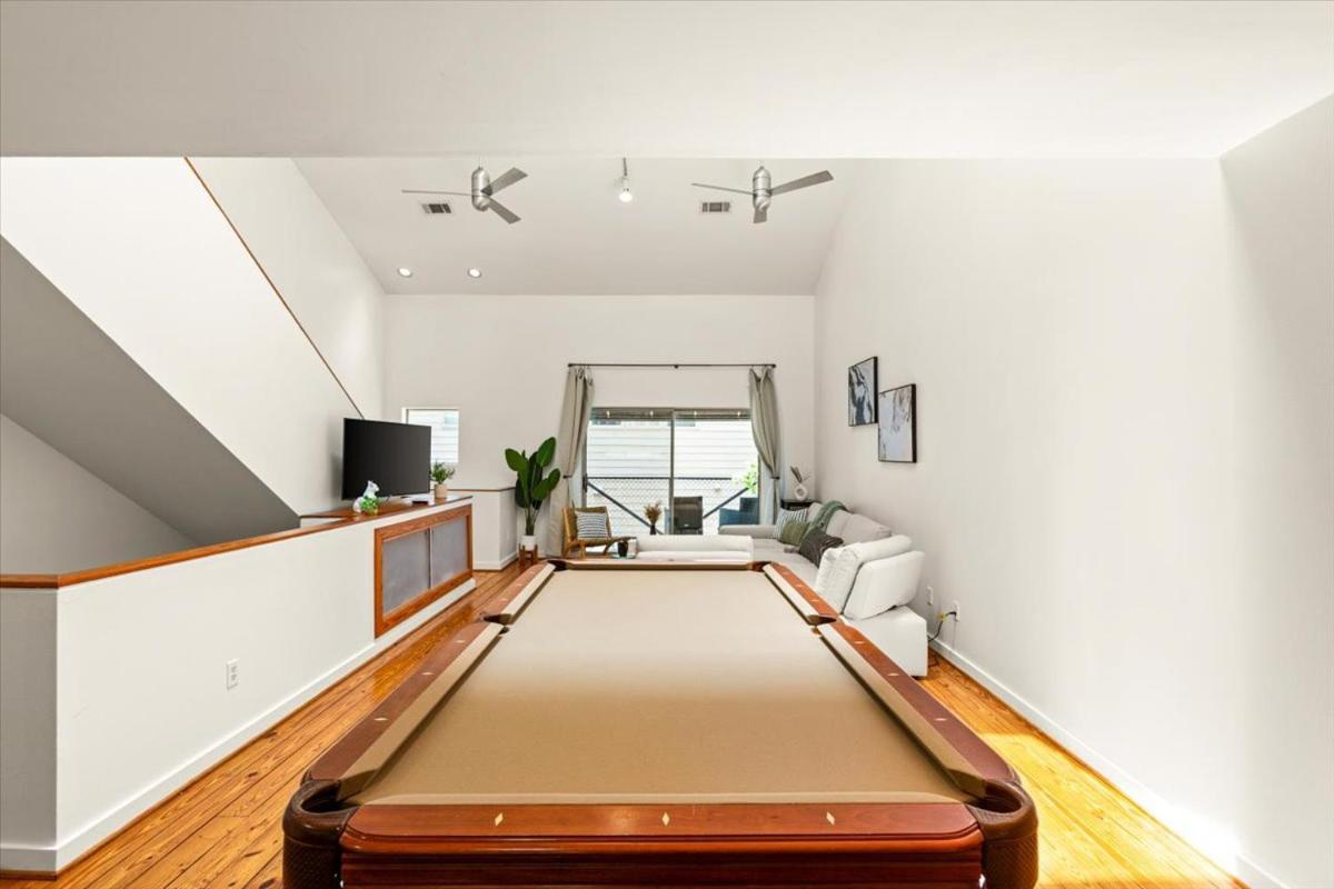 Luxe 3 Story Townhome With Downtown View Near Nrg Stadium Centrally Located Walkable To Popular Restaurants Houston Exterior photo