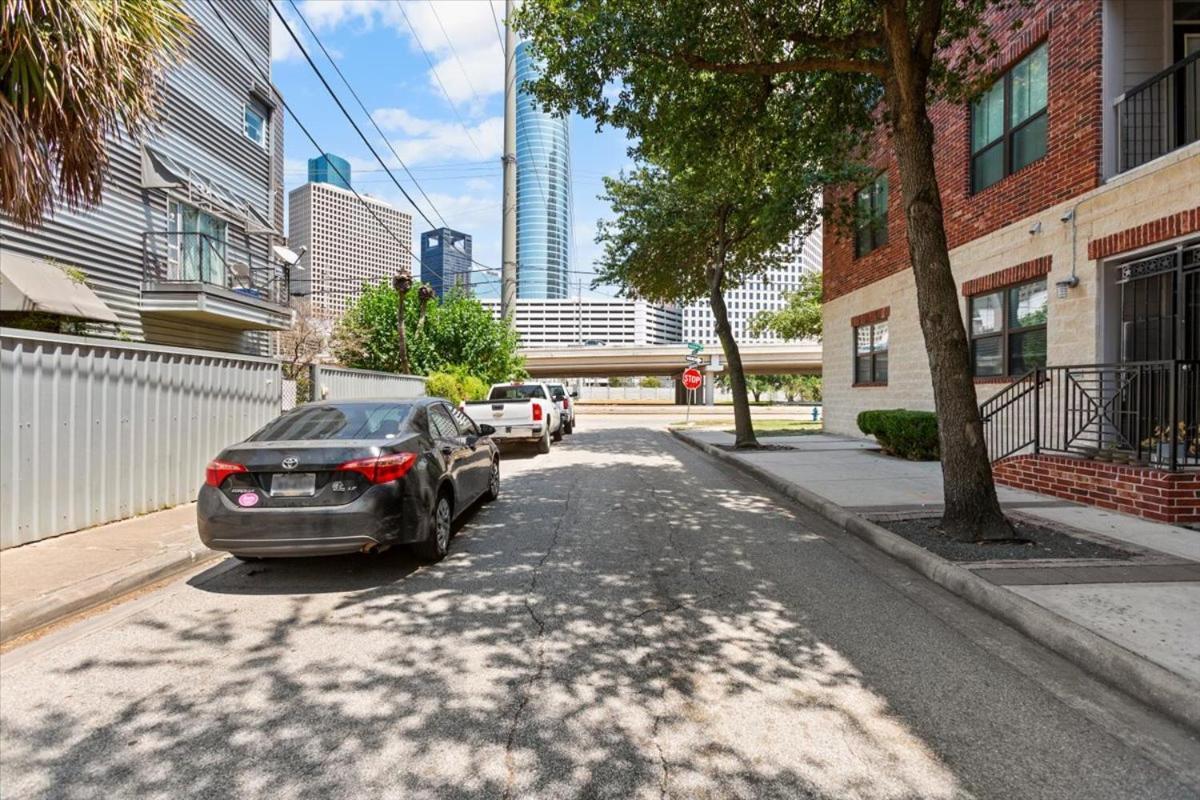 Luxe 3 Story Townhome With Downtown View Near Nrg Stadium Centrally Located Walkable To Popular Restaurants Houston Exterior photo